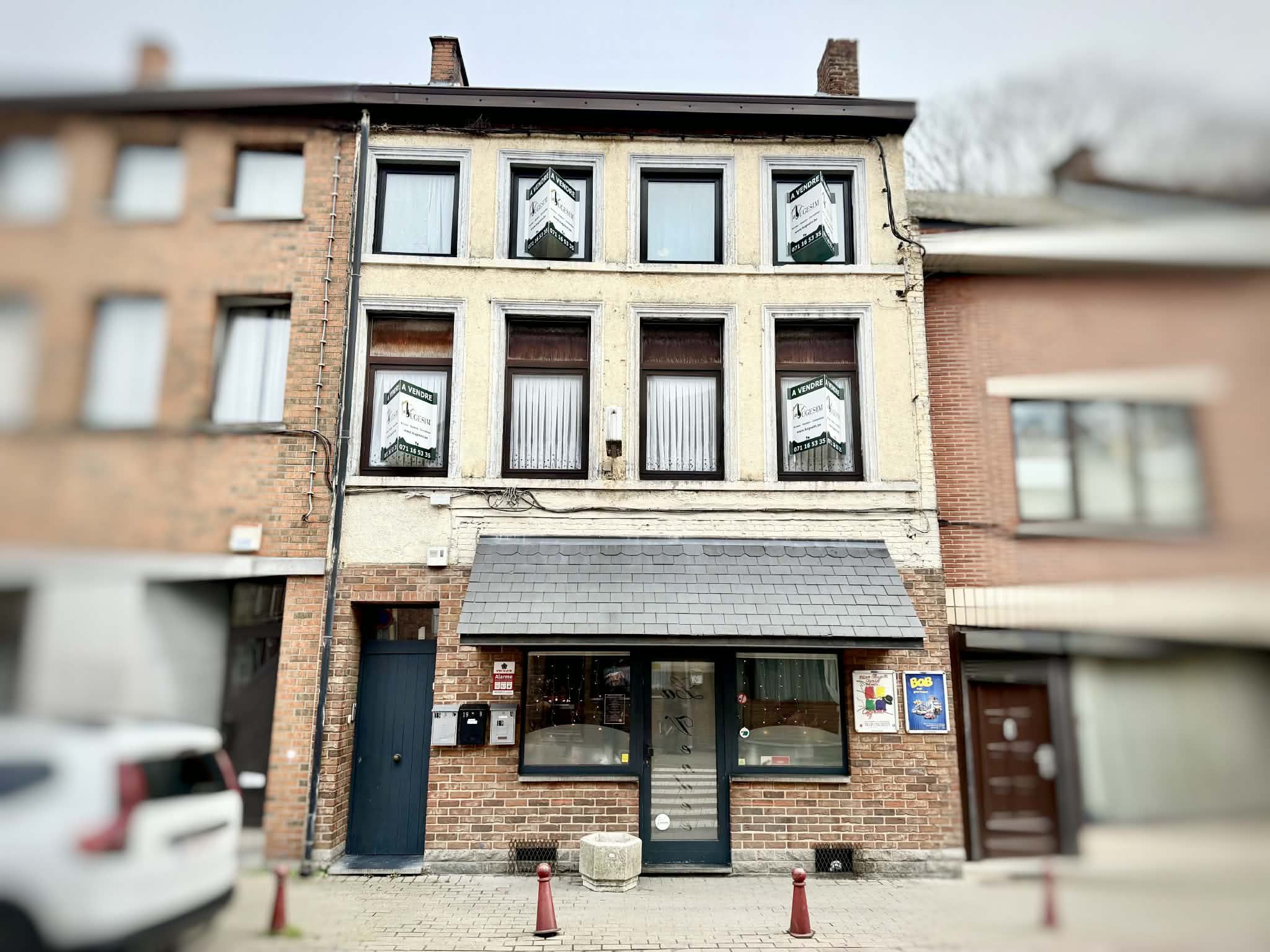 Superbe immeuble mixte comprenant un commerce et deux appartements situé au centre de Gosselies !