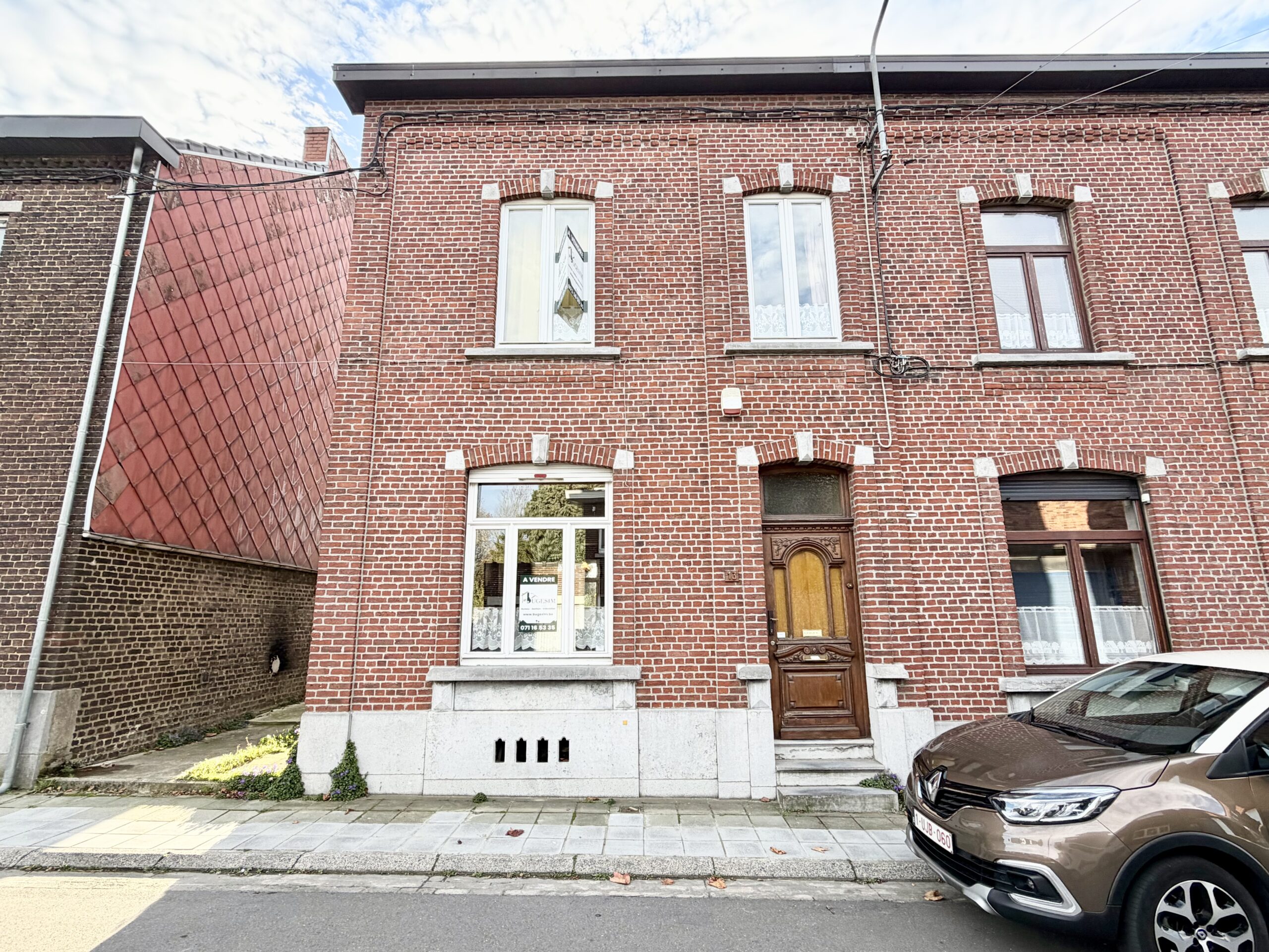 Agréable maison 3 façades avec passage latéral en bon état général !