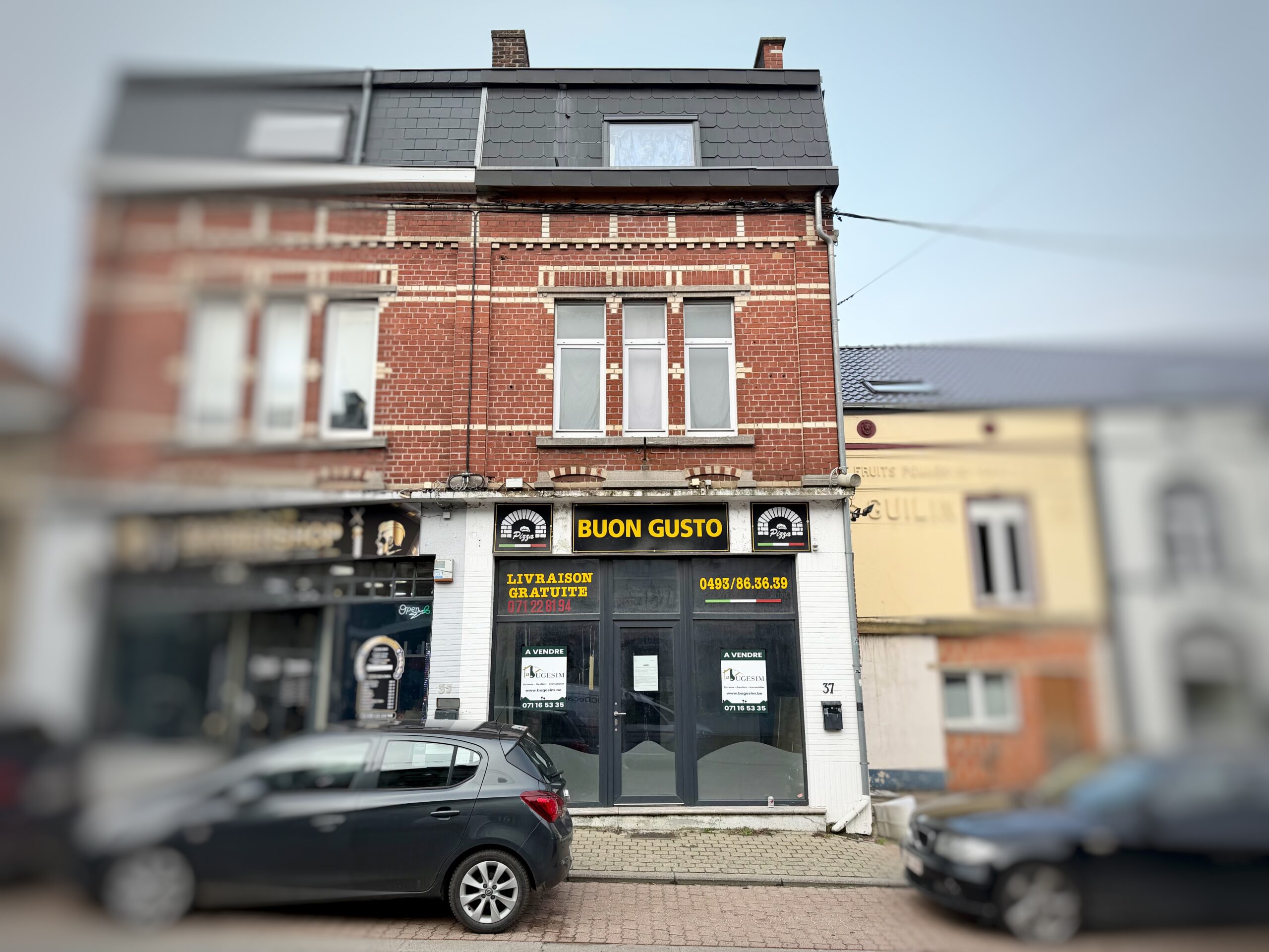 Immeuble mixte comprenant 2 lots avec la possibilité de transformation du rez commercial en habitation !