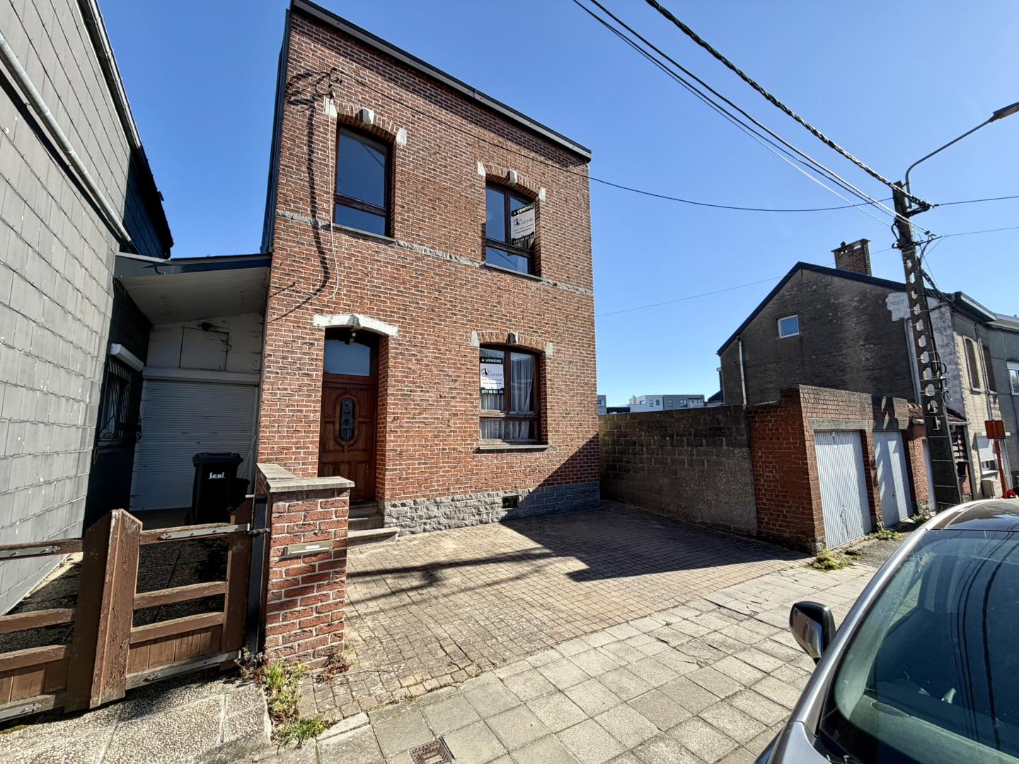 Bonne maison de maître : un potentiel exceptionnel avec jardin, terrasse et passage latéral !